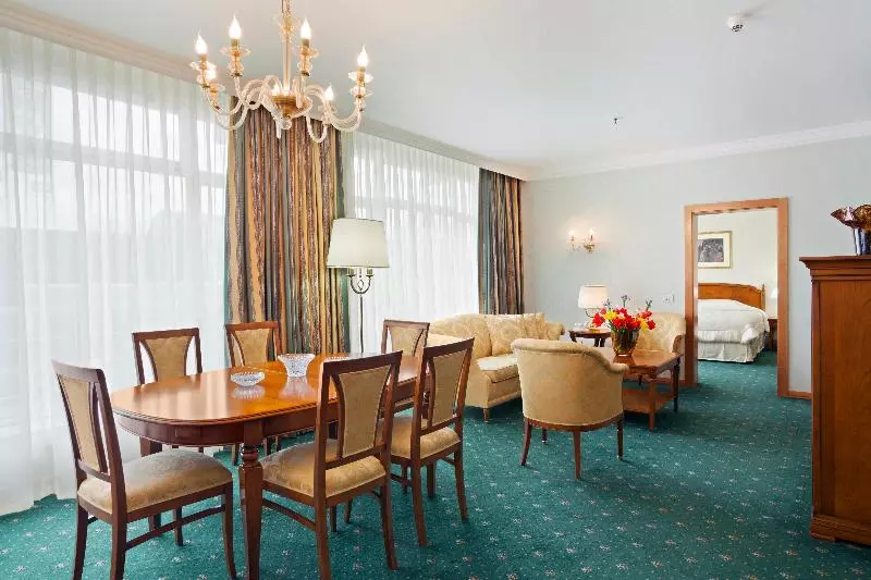 سوئیت با تخت بزرگ, Holiday Inn Skopje, An Ihg