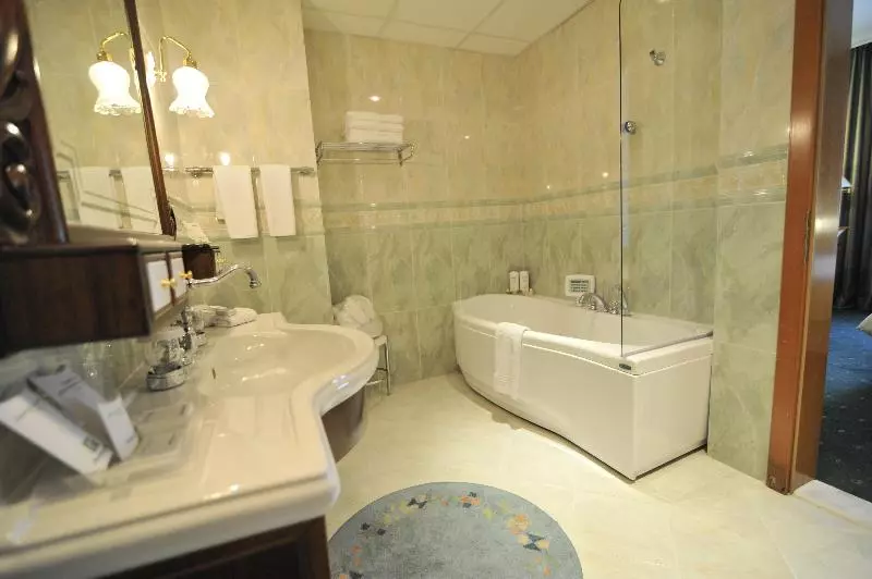 سوئیت با تخت بزرگ, Holiday Inn Skopje, An Ihg
