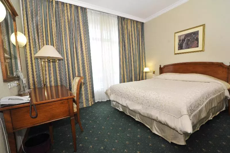 سوئیت با تخت بزرگ, Holiday Inn Skopje, An Ihg