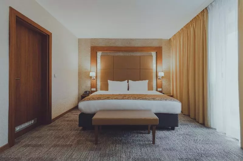 سوئیت با تخت بزرگ, Holiday Inn Skopje, An Ihg
