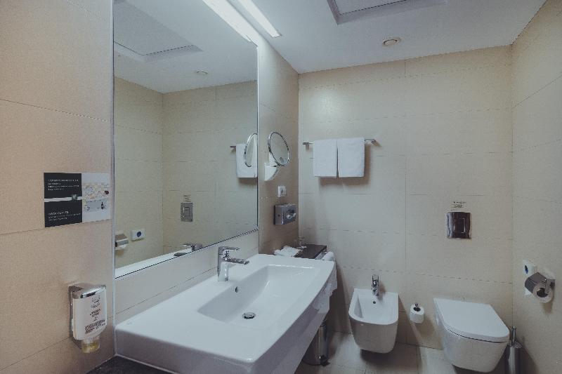 سوئیت با تخت بزرگ, Holiday Inn Skopje, An Ihg