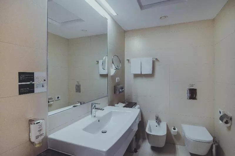 سوئیت با تخت بزرگ, Holiday Inn Skopje, An Ihg