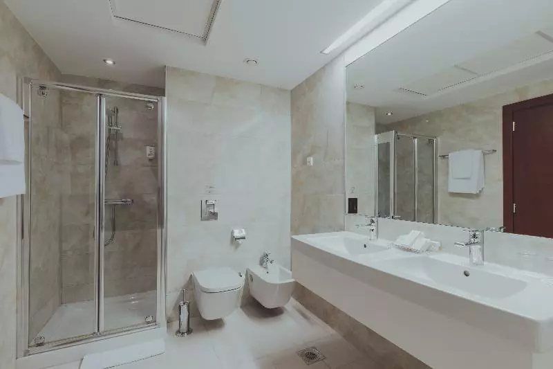 سوئیت با تخت بزرگ, Holiday Inn Skopje, An Ihg
