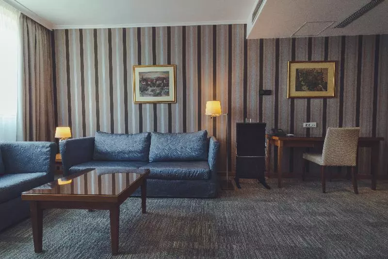 سوئیت با تخت بزرگ, Holiday Inn Skopje, An Ihg