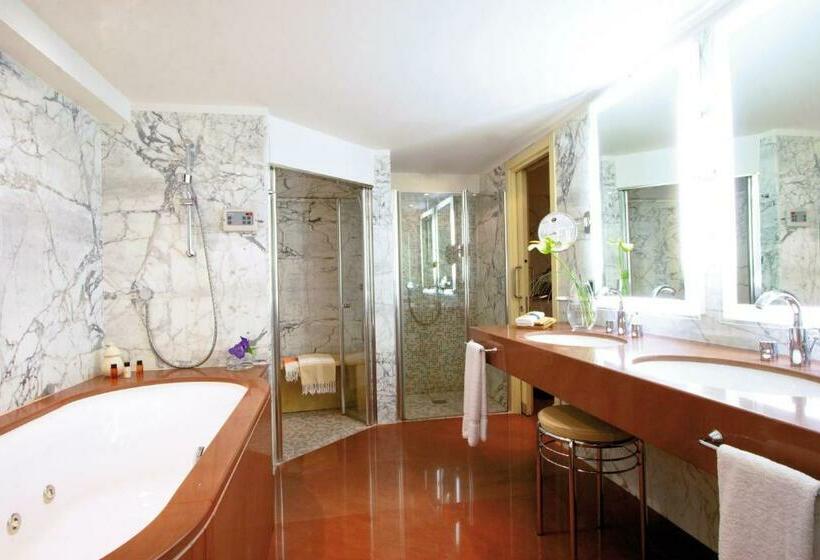 جناح, Port Palace