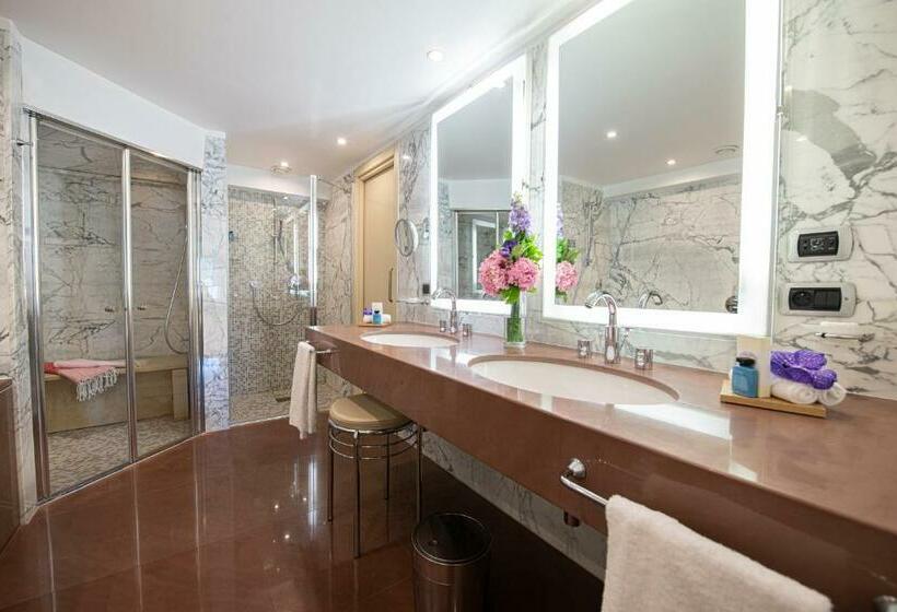 جناح, Port Palace