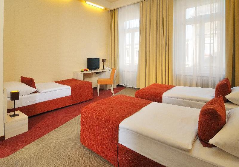 חדר סטנדרט לשלושה, Star City