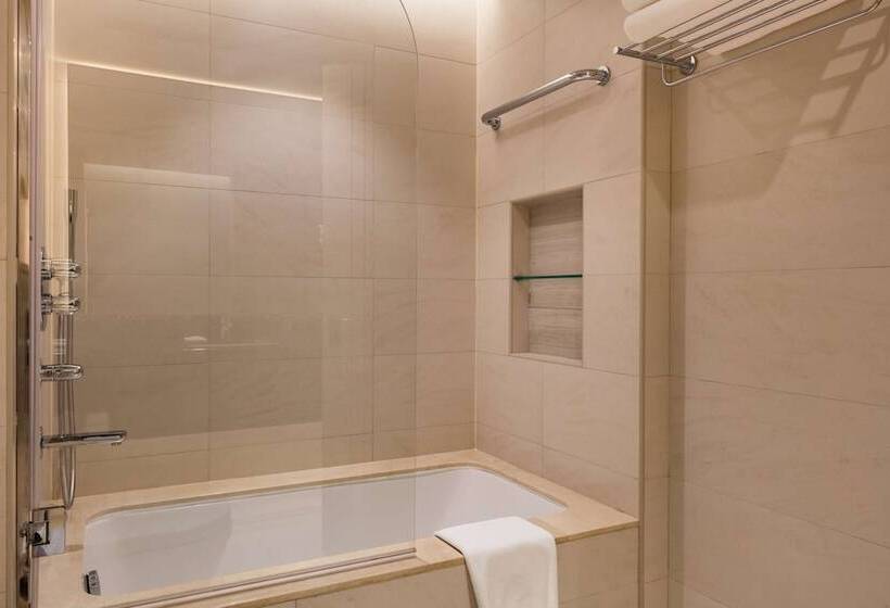 اتاق سوپریور, The Diplomat Radisson Blu Hotel Residence & Spa