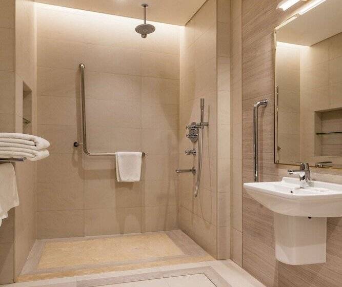 اتاق سوپریور با چشم‌انداز دریا, The Diplomat Radisson Blu Hotel Residence & Spa