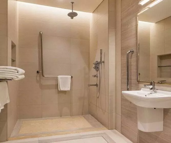 اتاق سوپریور با چشم‌انداز دریا, The Diplomat Radisson Blu Hotel Residence & Spa