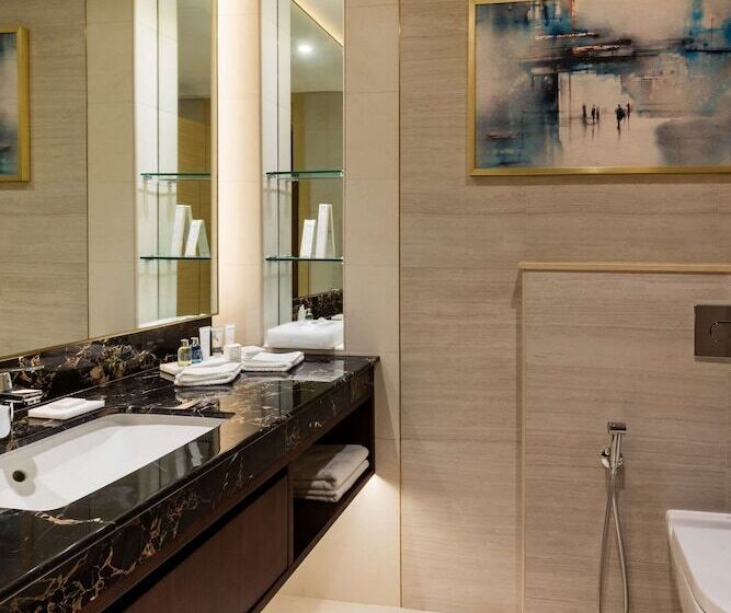 اتاق سوپریور با چشم‌انداز دریا, The Diplomat Radisson Blu Hotel Residence & Spa