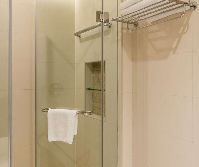 اتاق سوپریور با چشم‌انداز دریا, The Diplomat Radisson Blu Hotel Residence & Spa