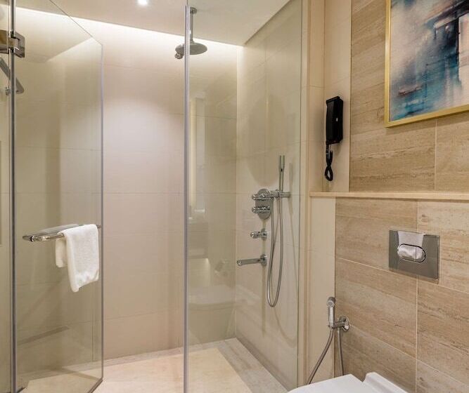 اتاق سوپریور با چشم‌انداز دریا, The Diplomat Radisson Blu Hotel Residence & Spa