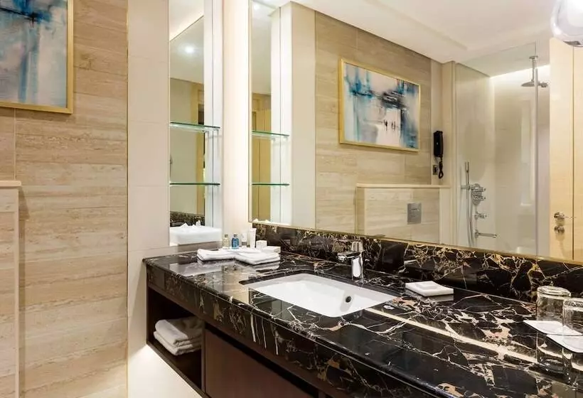 اتاق سوپریور با چشم‌انداز دریا, The Diplomat Radisson Blu Hotel Residence & Spa
