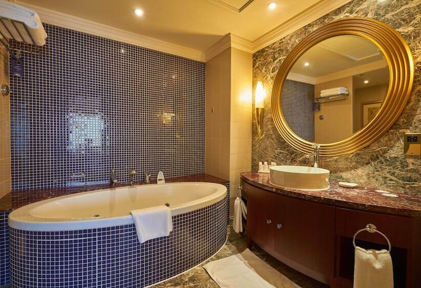 1 Bedroom Penthouse Apartment, The Diplomat Radisson Blu Hotel Residence & Spa