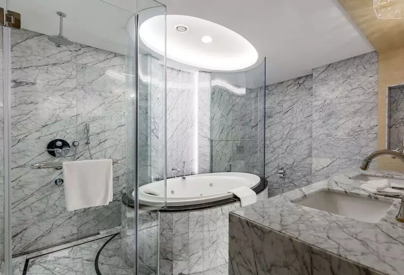 سوئیت رویال, The Diplomat Radisson Blu Hotel Residence & Spa