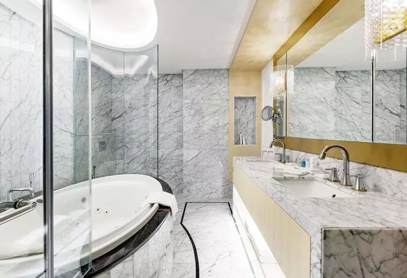 سوئیت رویال, The Diplomat Radisson Blu Hotel Residence & Spa