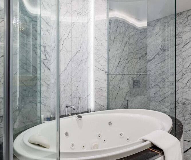 سوئیت رویال, The Diplomat Radisson Blu Hotel Residence & Spa