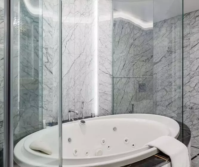 سوئیت رویال, The Diplomat Radisson Blu Hotel Residence & Spa