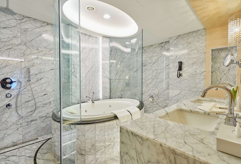 سوئیت رویال, The Diplomat Radisson Blu Hotel Residence & Spa