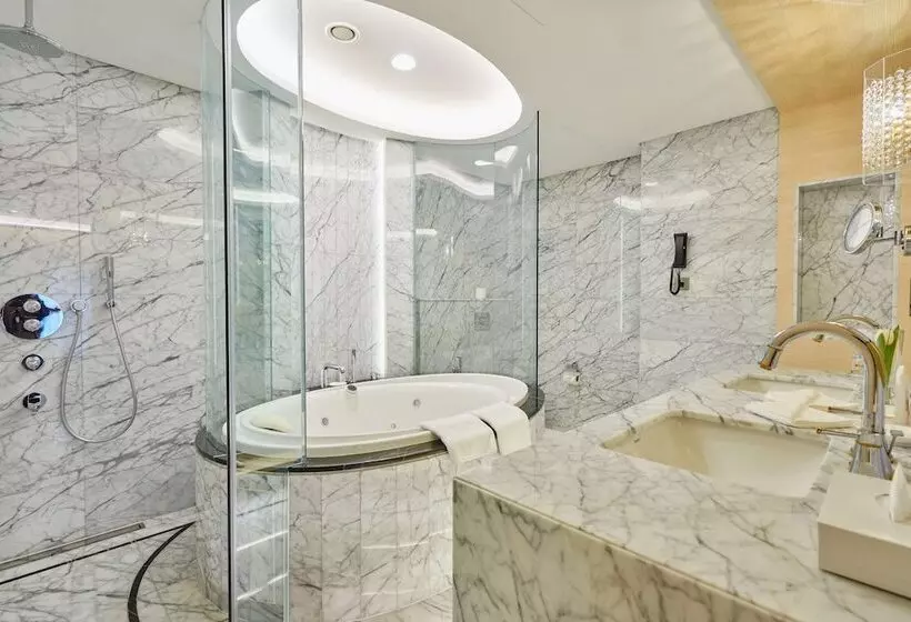 سوئیت رویال, The Diplomat Radisson Blu Hotel Residence & Spa