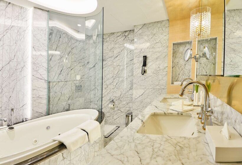 سوئیت رویال, The Diplomat Radisson Blu Hotel Residence & Spa