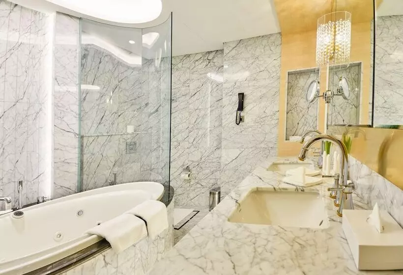 سوئیت رویال, The Diplomat Radisson Blu Hotel Residence & Spa