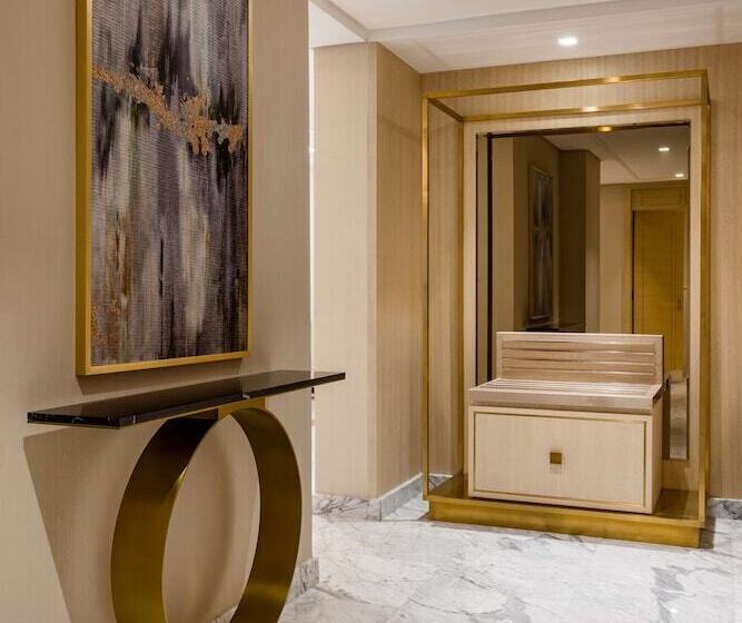 سوئیت رویال, The Diplomat Radisson Blu Hotel Residence & Spa