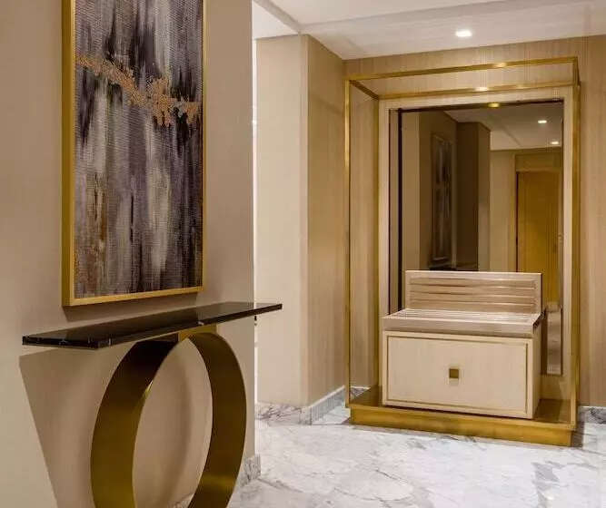 سوئیت رویال, The Diplomat Radisson Blu Hotel Residence & Spa
