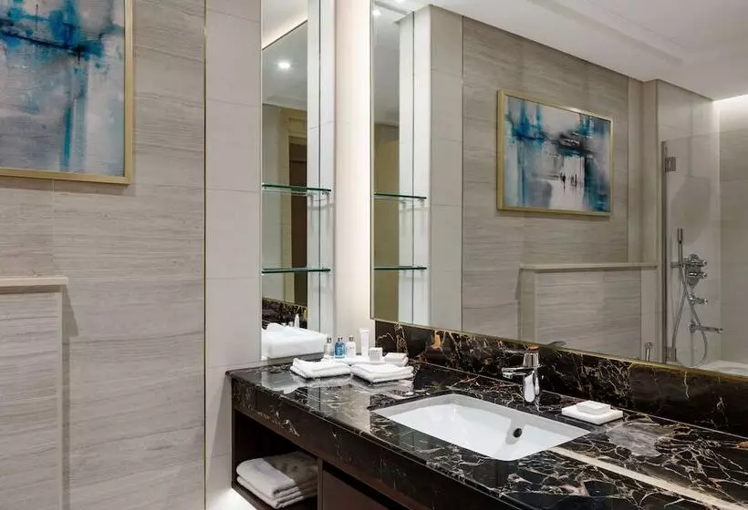 اتاق سوپریور با چشم‌انداز دریا, The Diplomat Radisson Blu Hotel Residence & Spa