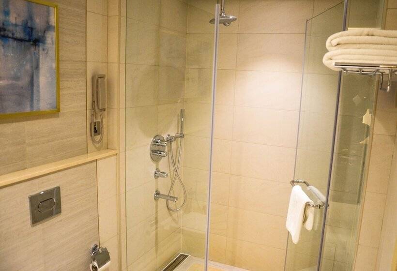 اتاق سوپریور با چشم‌انداز دریا, The Diplomat Radisson Blu Hotel Residence & Spa