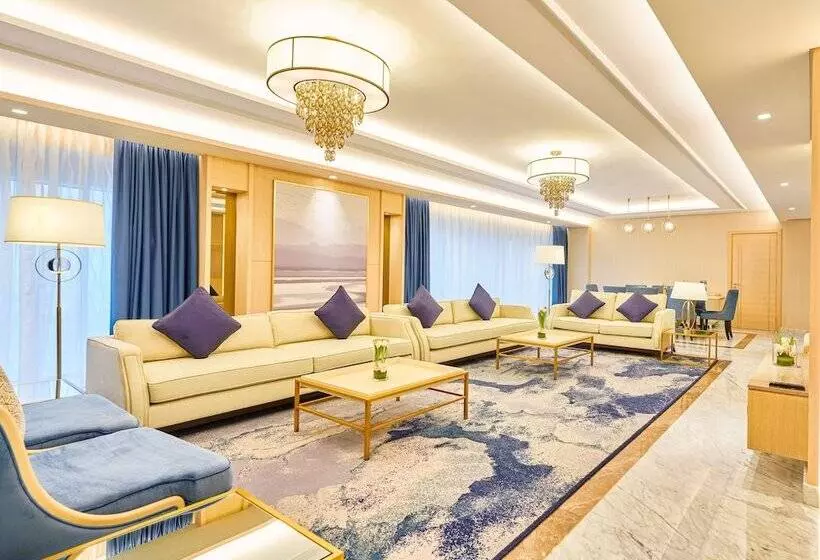 سوئیت رویال, The Diplomat Radisson Blu Hotel Residence & Spa