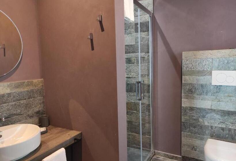 سوئیت جونیور خانوادگی, Capriccio Art