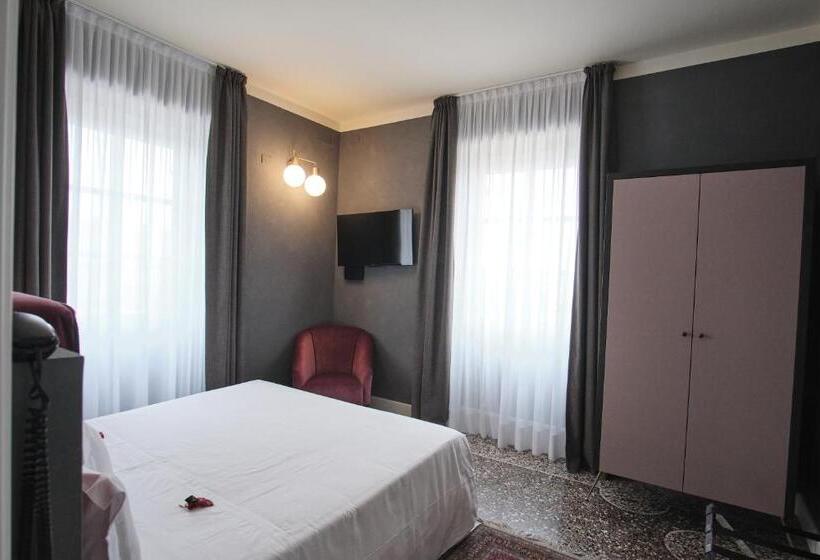 패밀리 주니어 스위트, Capriccio Art