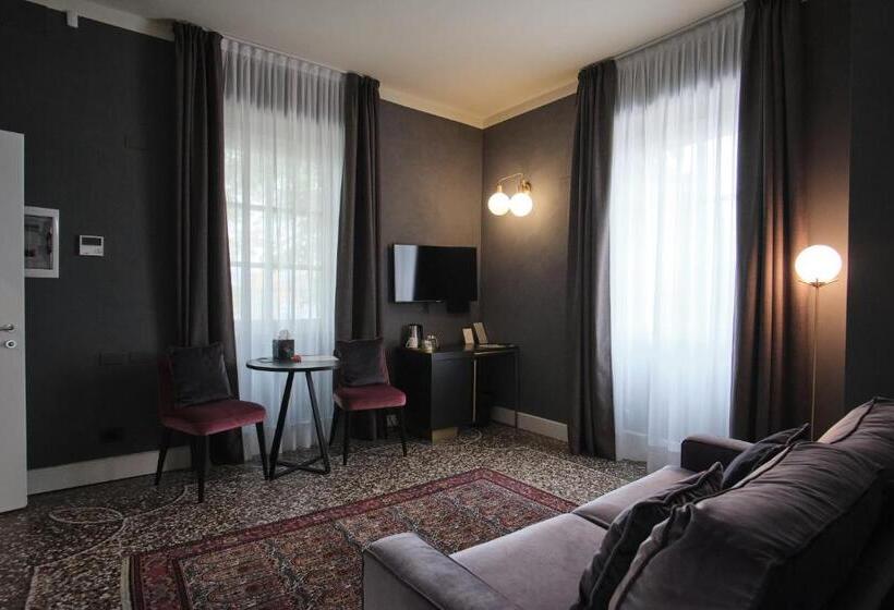 سوئیت جونیور خانوادگی, Capriccio Art