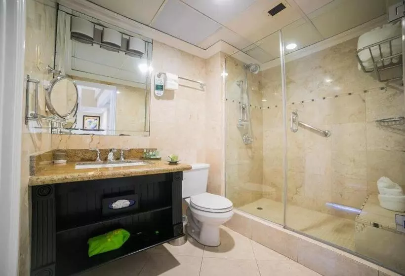 اتاق لوکس با تخت بزرگ, Courtleigh Hotel & Suites