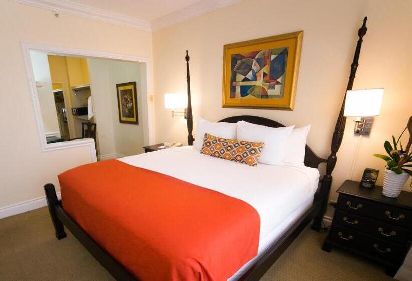 キングサイズベッドのスイートルーム, Courtleigh Hotel & Suites