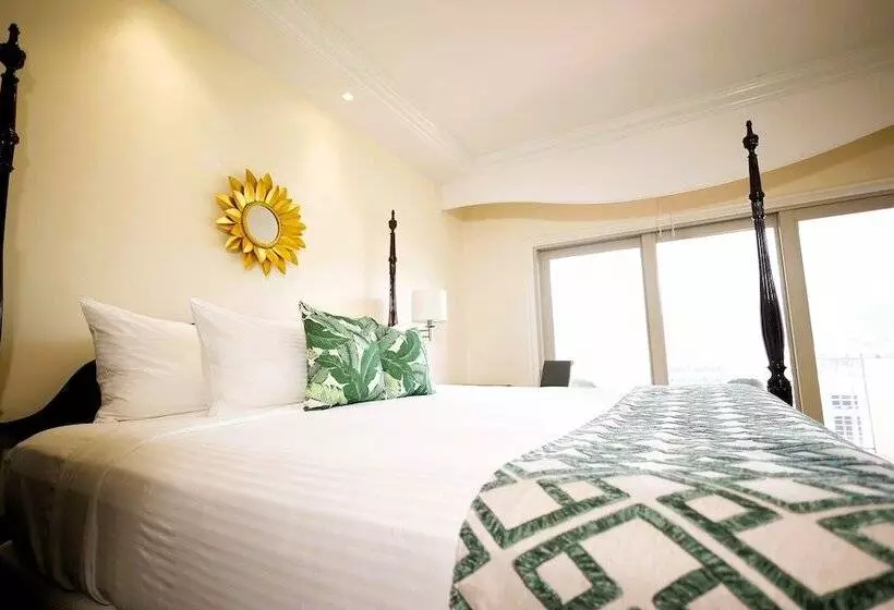 اتاق لوکس, Courtleigh Hotel & Suites