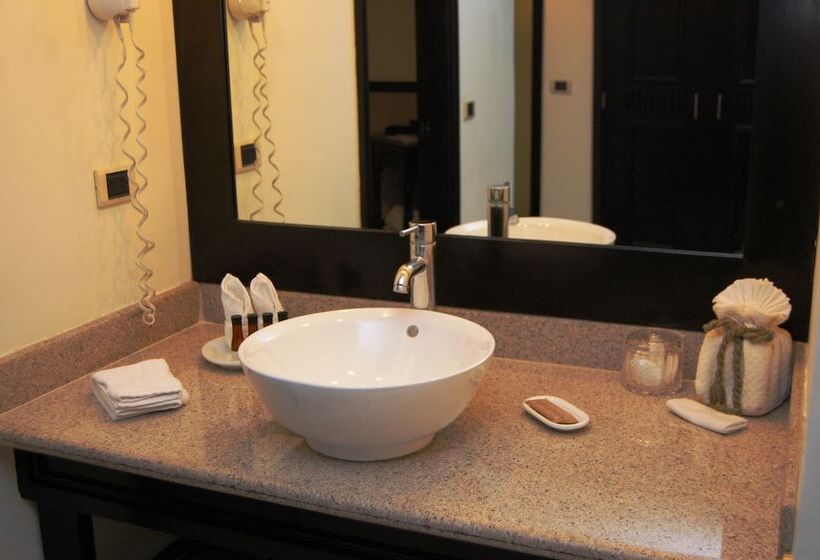 اتاق لوکس با تخت بزرگ, Tikal Futura Hotel & Convention Center