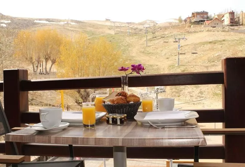 سوئیت جونیور با چشم‌انداز باغ, Intercontinental Mzaar Lebanon Mountain Resort & Spa, An Ihg