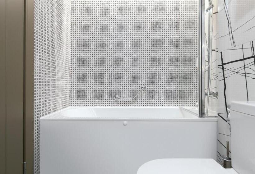 اتاق استاندارد سه نفره, Kaunas