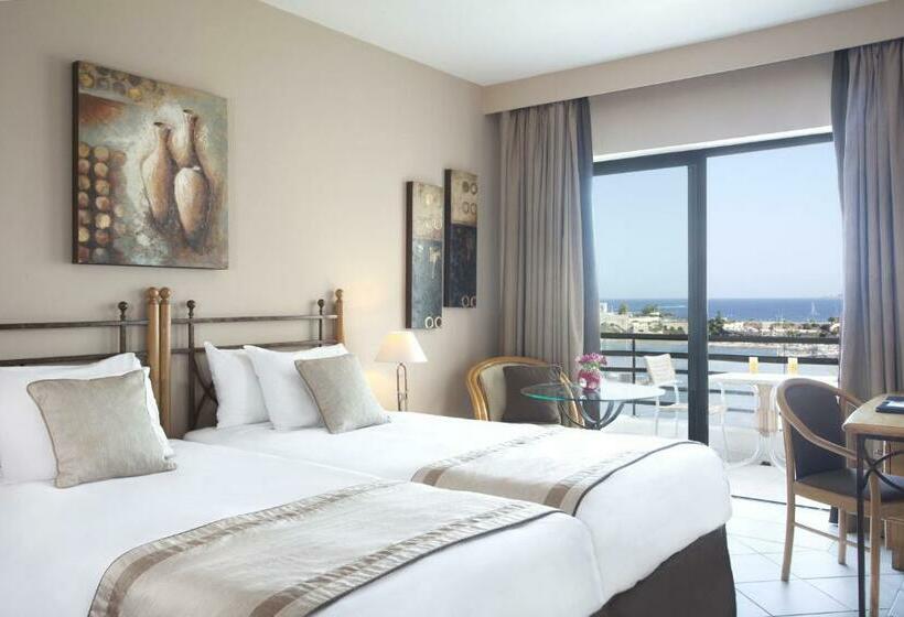 اتاق سه نفره سوپریور با چشم‌انداز دریا, Verdi St George S Bay Marina