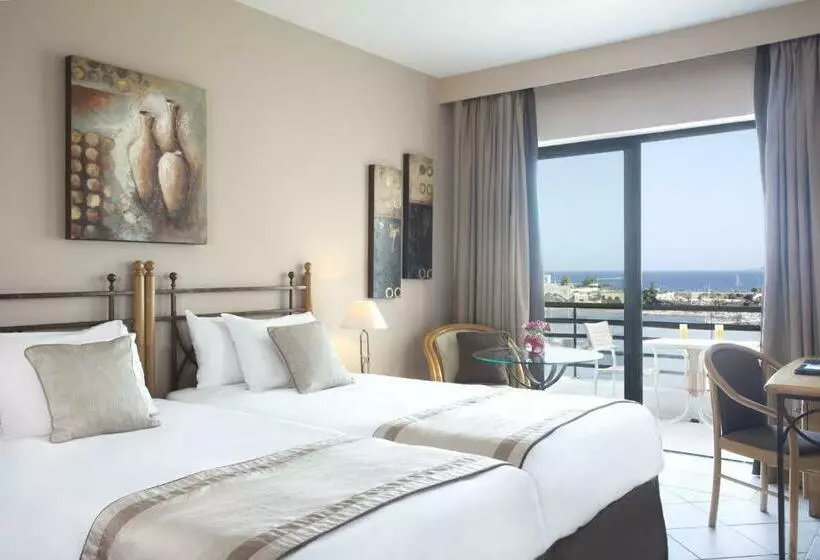 اتاق سه نفره سوپریور با چشم‌انداز دریا, Verdi St George S Bay Marina