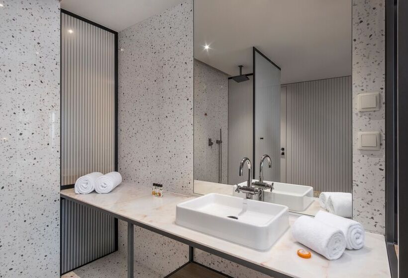 استودیوی استاندارد, Next by Savoy Signature