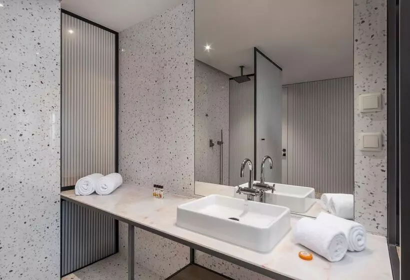 استودیوی استاندارد, Next by Savoy Signature