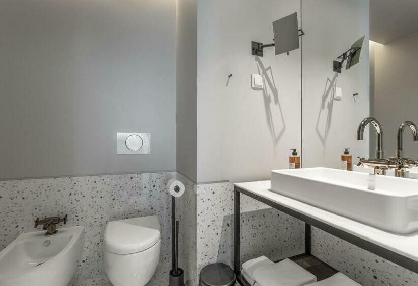 استودیوی استاندارد, Next by Savoy Signature