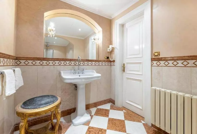 استودیوی لوکس, Nosticova Apartments