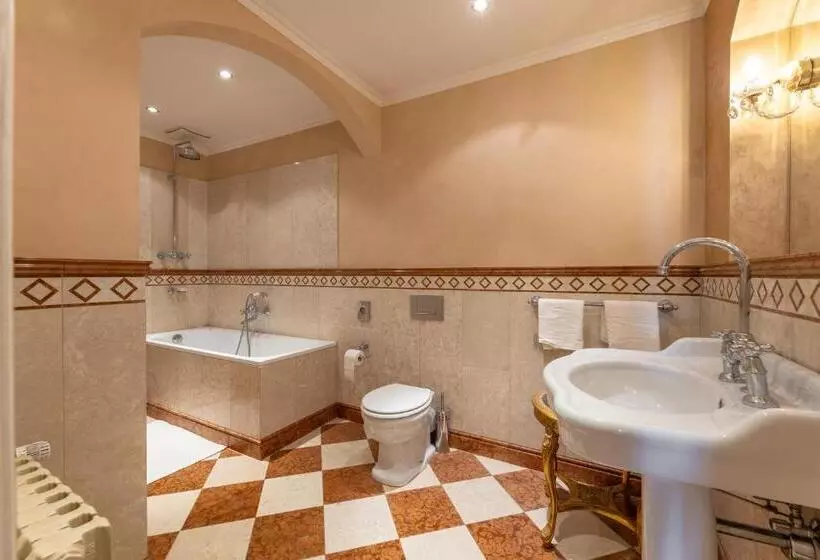 استودیوی لوکس, Nosticova Apartments