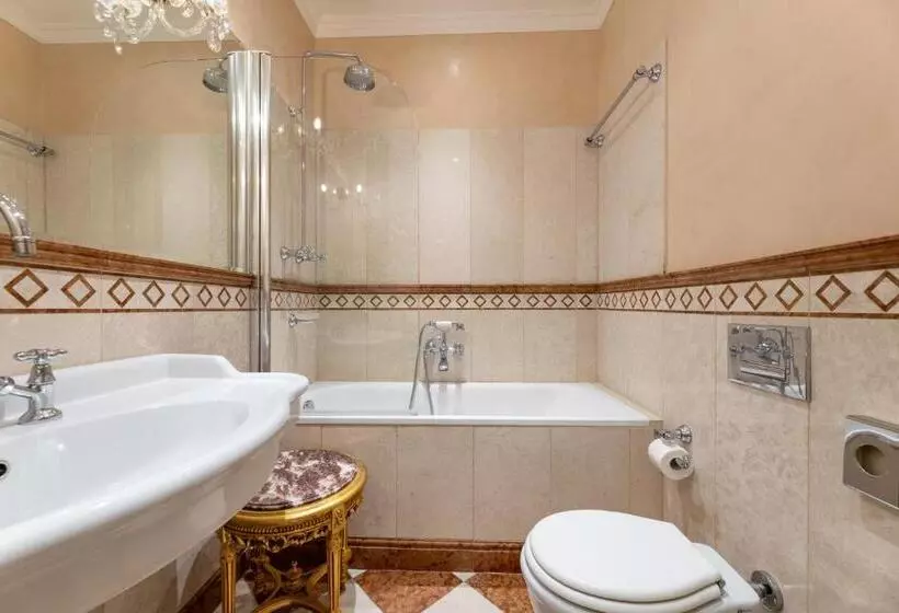 استودیوی لوکس, Nosticova Apartments