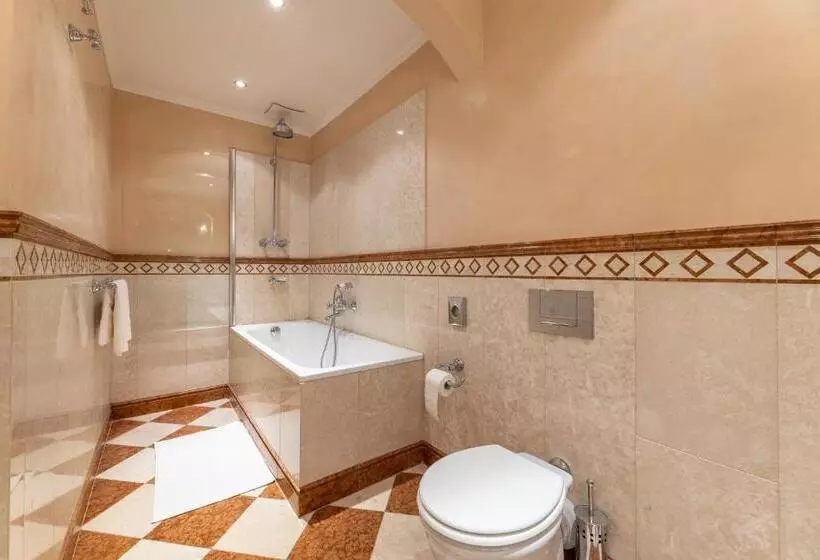 استودیوی لوکس, Nosticova Apartments